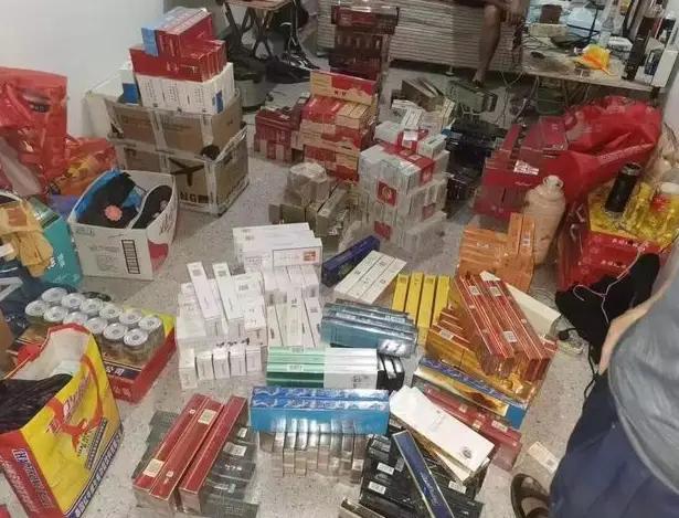 陕西，老张和小张父子，常年往返陕鄂卖粉条。老张发现湖北卷烟便宜，就借卖粉条之机从