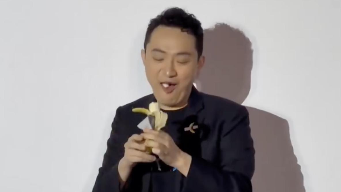 孙宇晨4500万拍下来的第一根香蕉他当场吃了而他3000万买的第二根香蕉吃完了竟
