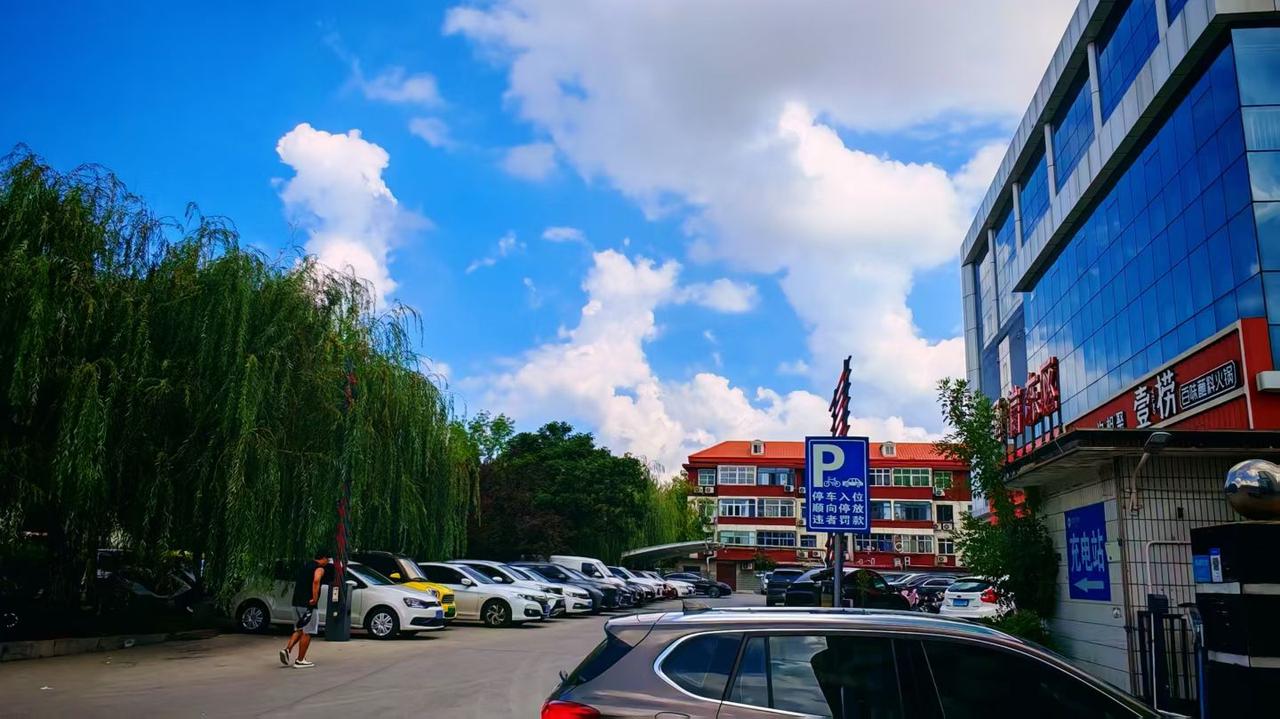 ​
2. 车流往来，蓝天白云相伴，感受小城实实在在的人间烟火。