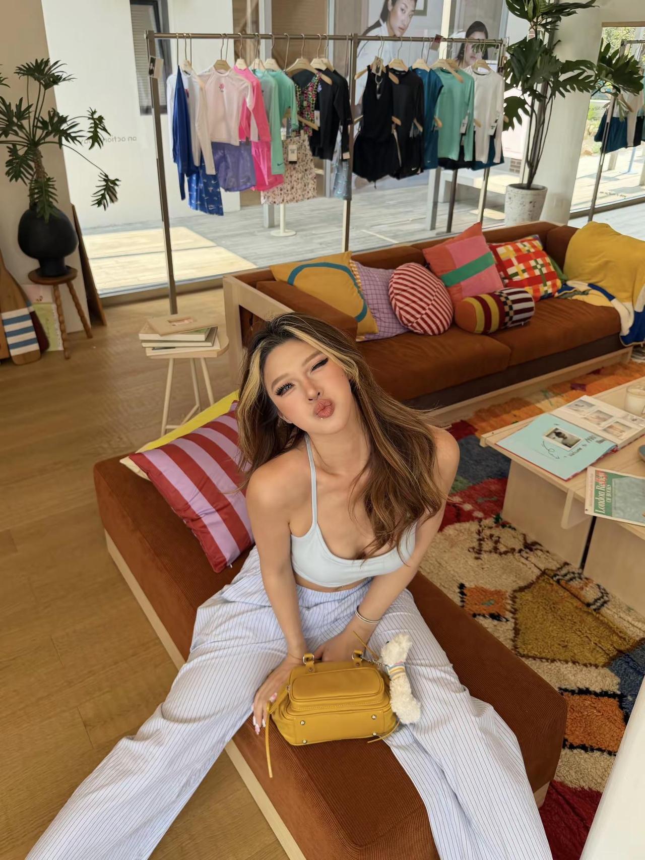 想变成章鱼 一下能牵八个甜妹的手。ootd