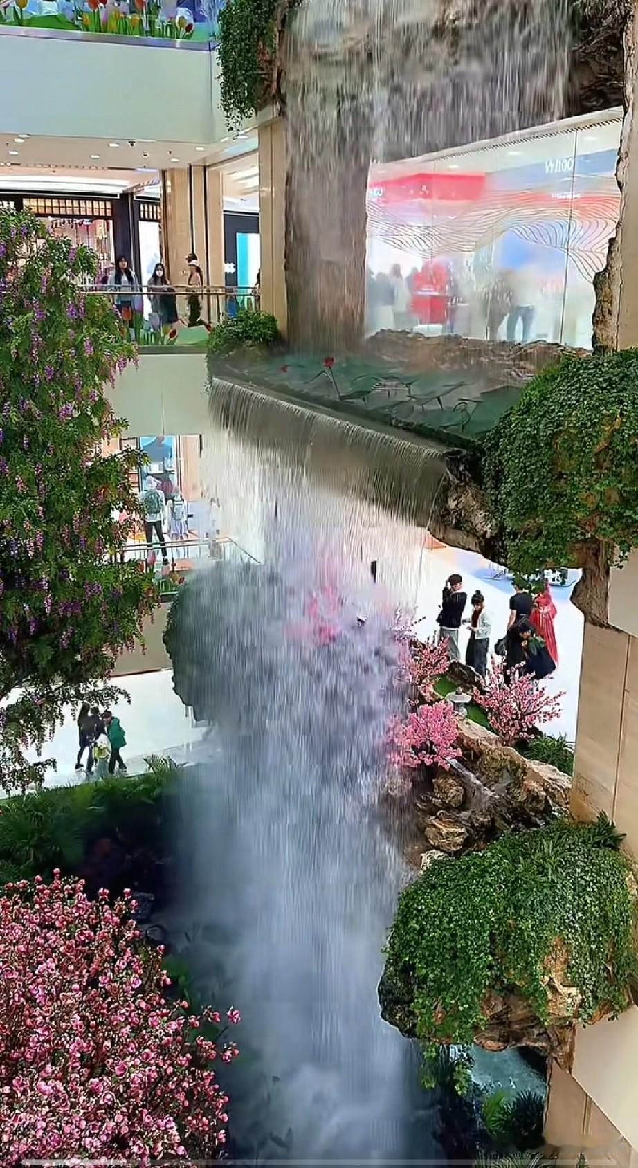 《观西安赛格商厦感怀》

层楼万丈泻飞泉，
玉瀑横空落城喧。
千叠扶梯连云汉，