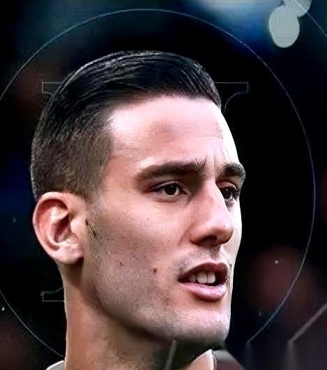 花了3500万欧，签了五年长约，结果半年不到，就为了在板凳上看别人踢？
才25岁