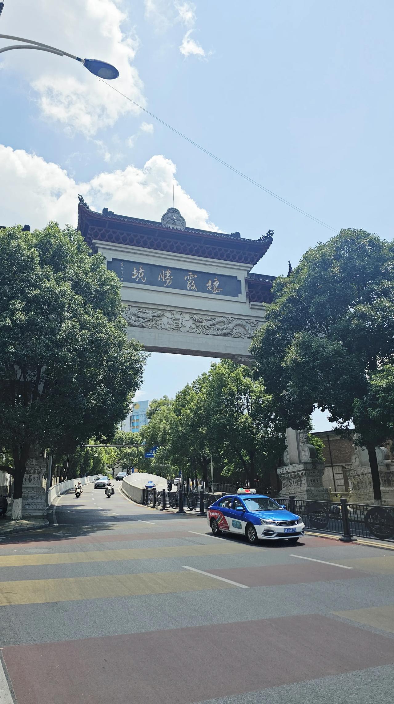 镜头掠过贵阳城东的苍翠山麓，一座白墙褐瓦的古建筑群在云雾中若隐若现——这便是被誉