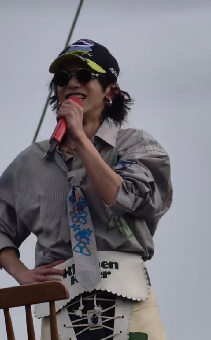 华晨宇成为何老师 理解何老师声鸣远扬华晨宇华晨宇总能精准捕捉到音乐里的细节，也能