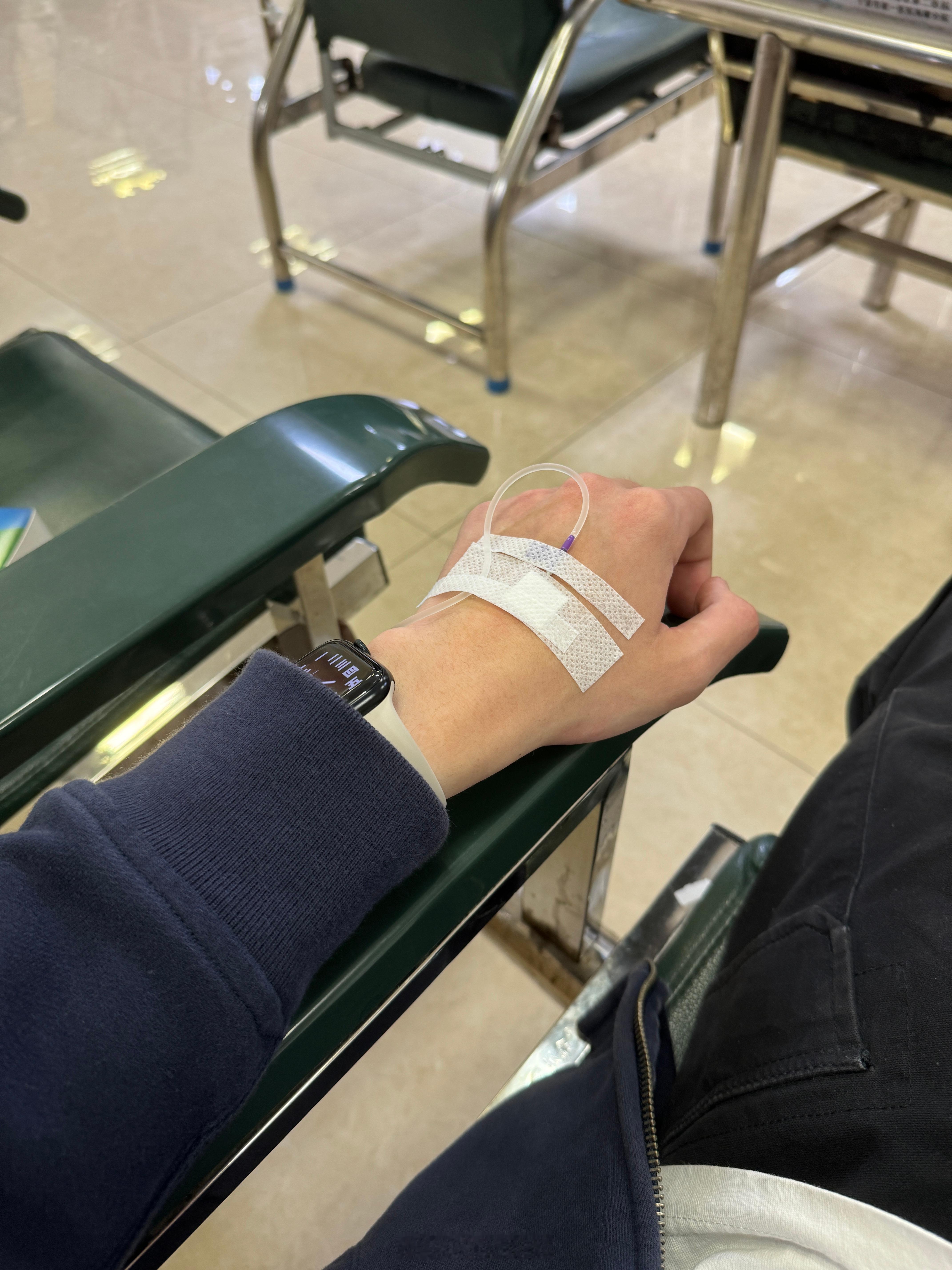 天天医院报道 打了好多针 手上的针眼好多[泪]朋友们 平时还是要多多注意身体 ​