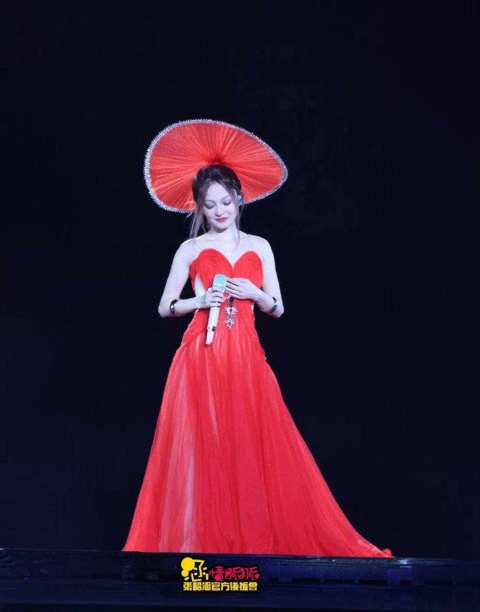 张韶涵演唱会重庆站返场安可限定红裙造型，娇艳玫瑰，热辣滚烫❤️‍🔥 ​​​