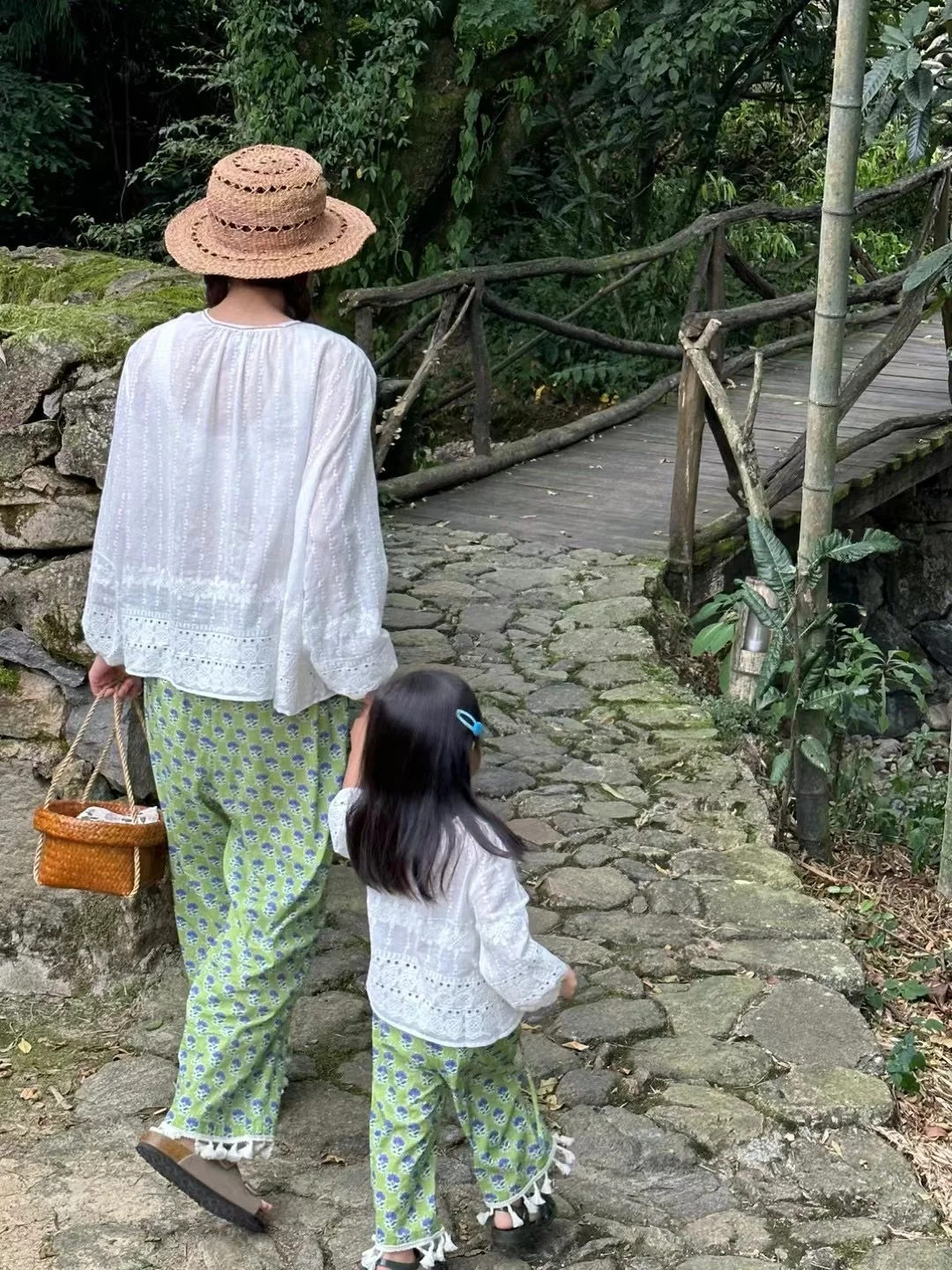 穿上女儿穿上亲子装一起去度假吧