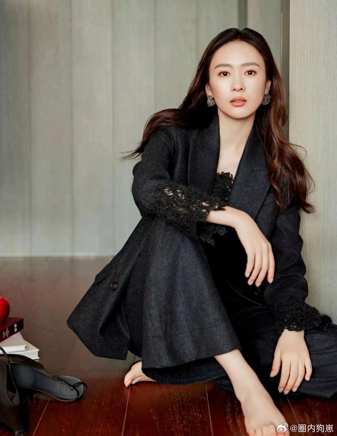 童谣写真光着脚丫出镜，松弛感扑面而来，兼具文静气质与优雅韵味 