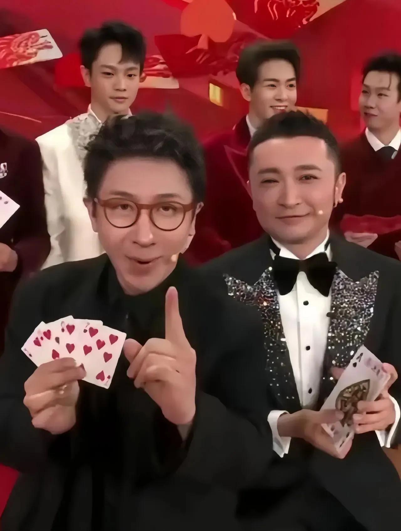 刘谦春晚表演完魔术低调返台，机场素颜照引发热议！

近日，备受瞩目的魔术师刘谦在