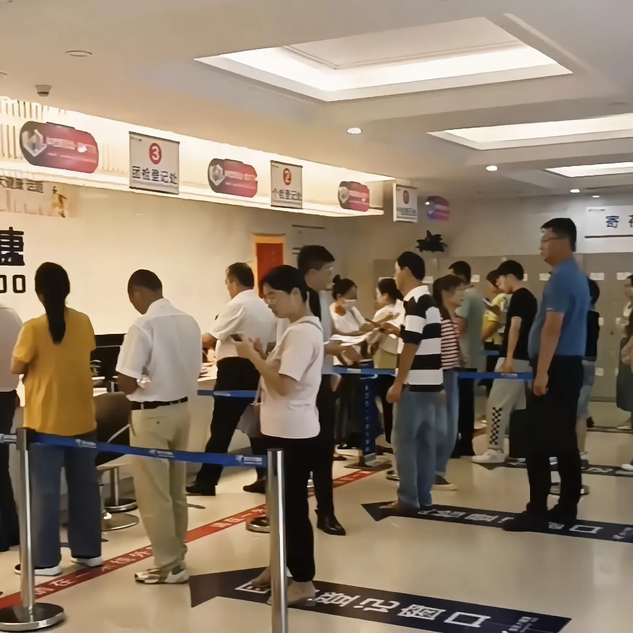 有医生指出，肺癌晚期患者的经历往往呈现出一种奇特的规律——每年都参加单位体检，始