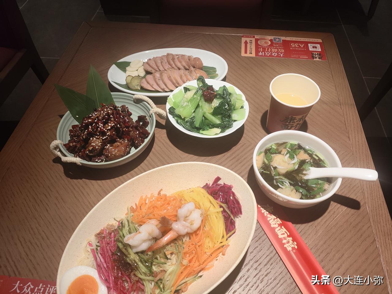 大连罗斯福地下一层美食街探店记：这家新开面馆，勺子在头顶开会！

昨天中午，我来