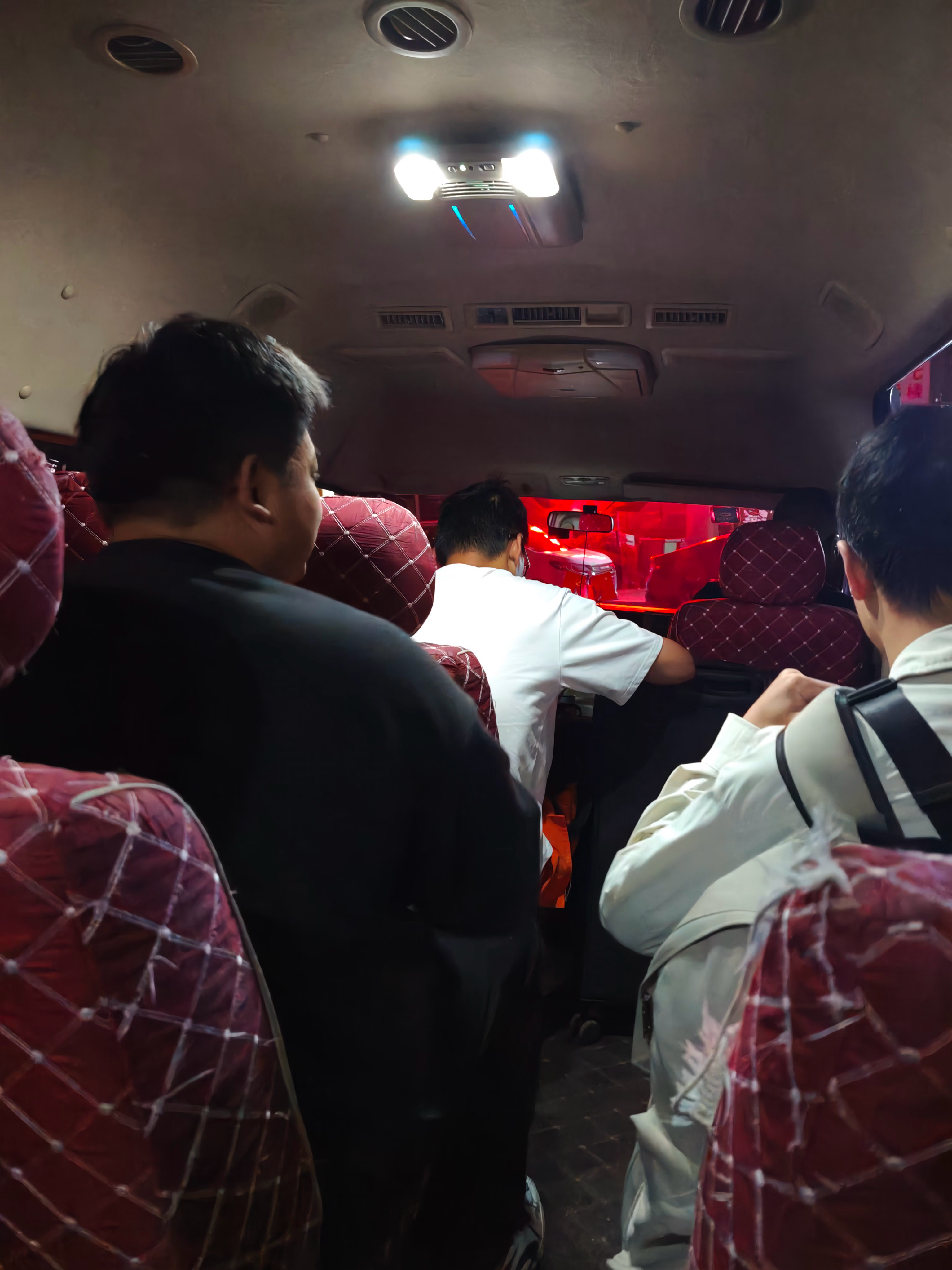 凌晨4点半起来赶早班机的痛苦谁懂[泪]太困了，等会飞机上补个觉[淡淡的][淡淡的