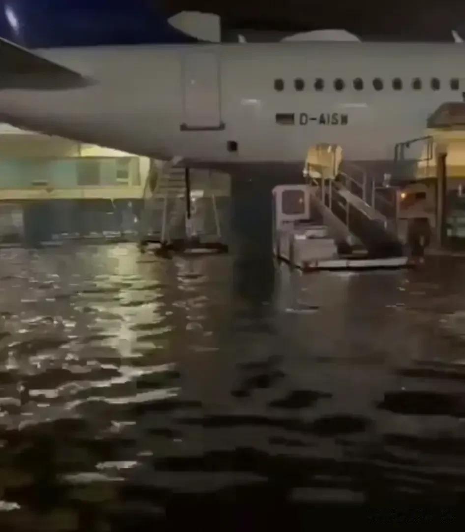 德国法兰克福机场，机场跑道被淹，飞机全部停飞。

北京、河北暴雨期间那帮质问德国