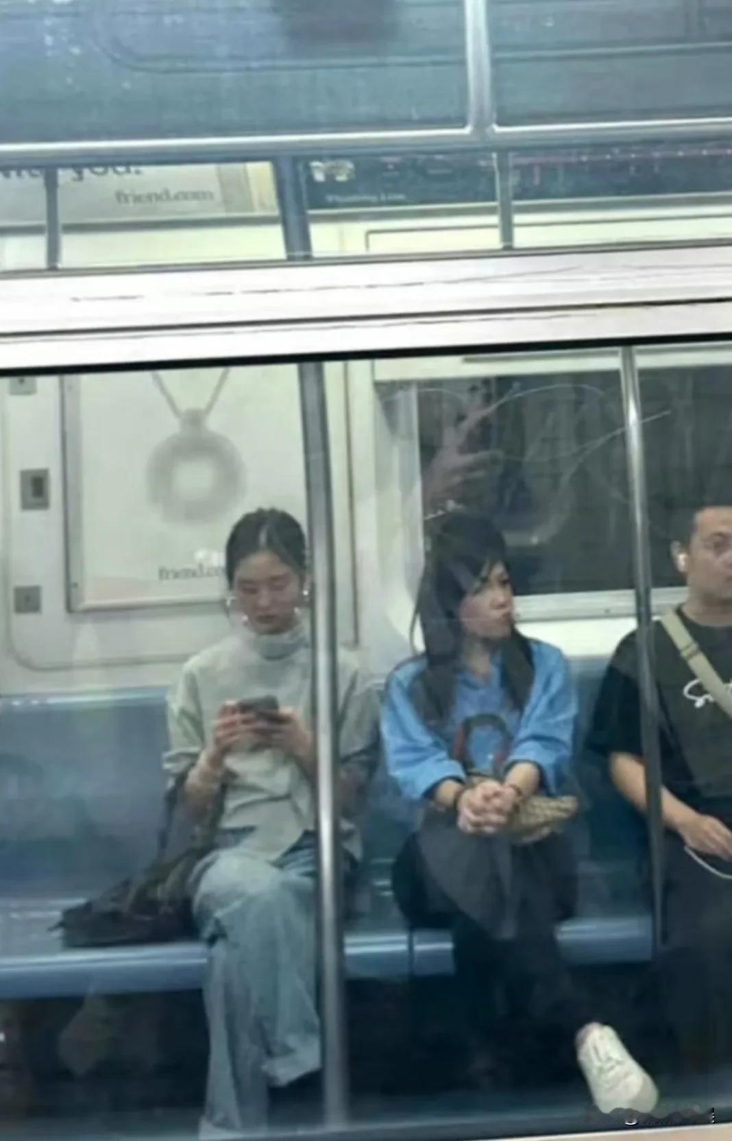 黄磊女儿黄多多返回纽约上大学，现身纽约地铁。
她头发扎着，身材纤瘦，显得脸很小，