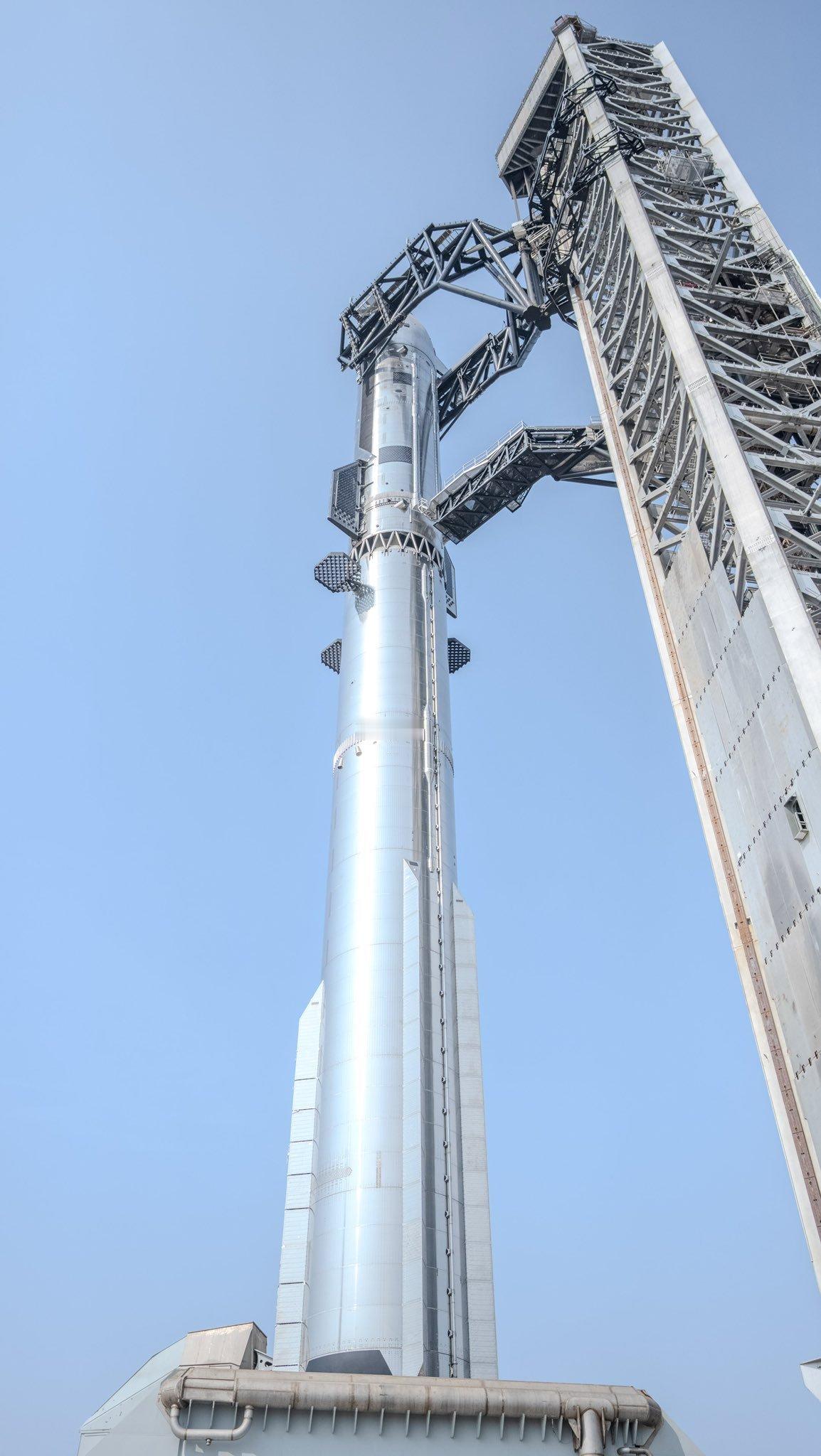 SpaceX星舰S39和超重型助推器B19已经在星舰基地发射塔上完成合体，即将进