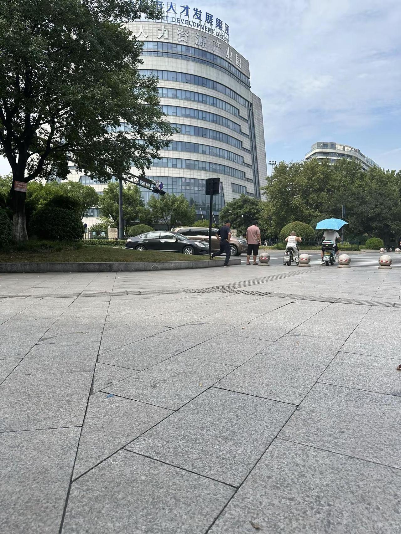 小伙回到义乌了