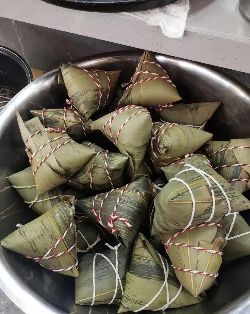 婆婆自己包的粽子，给邻居送了12个，早上婆婆扔垃圾，看她送给邻居的粽子被扔在垃圾