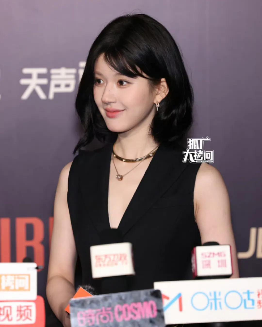 赵露思JBL耳机活动图有！今天是换新发型剪了短发的可爱露思[送心][送心]被问到