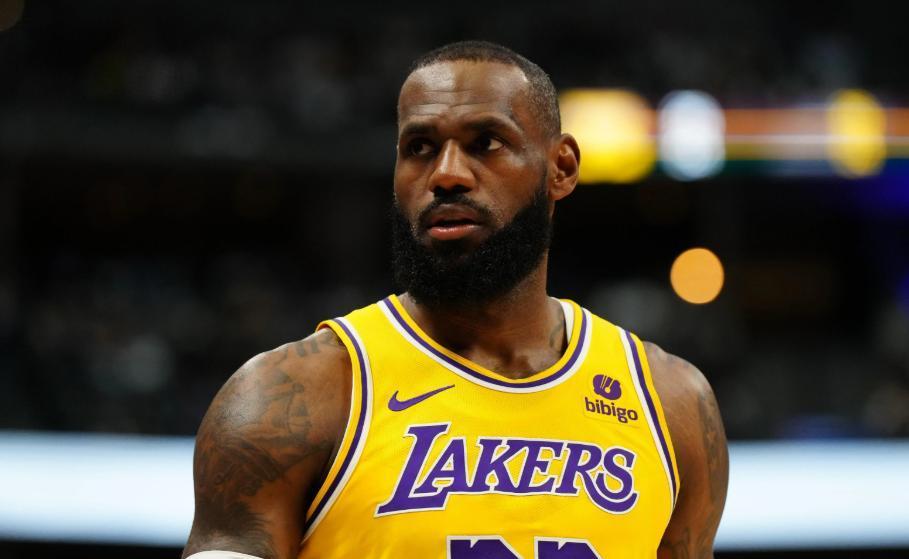 詹姆斯还在打，别人已经在写回忆录了。
他不是老了，是把时间当成了武器。43分钟，