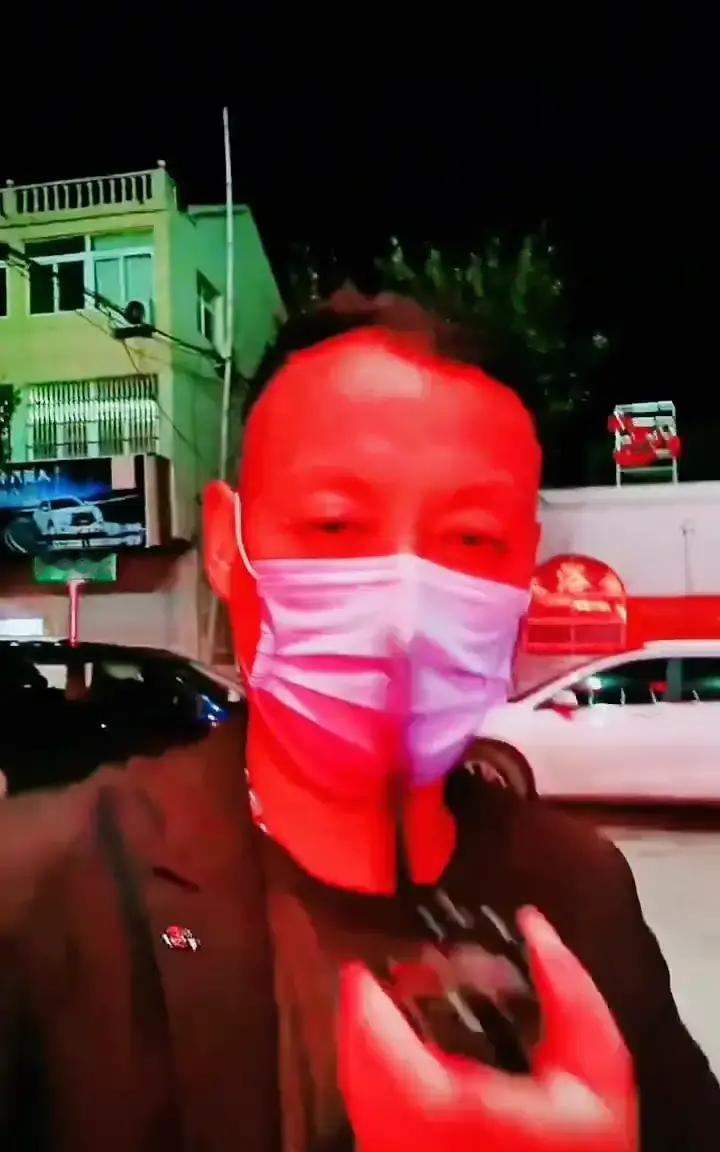 刷到个帖子说足疗店姑娘只认钱，200块就想换真心，换不来就骂人家现实。
我看了直