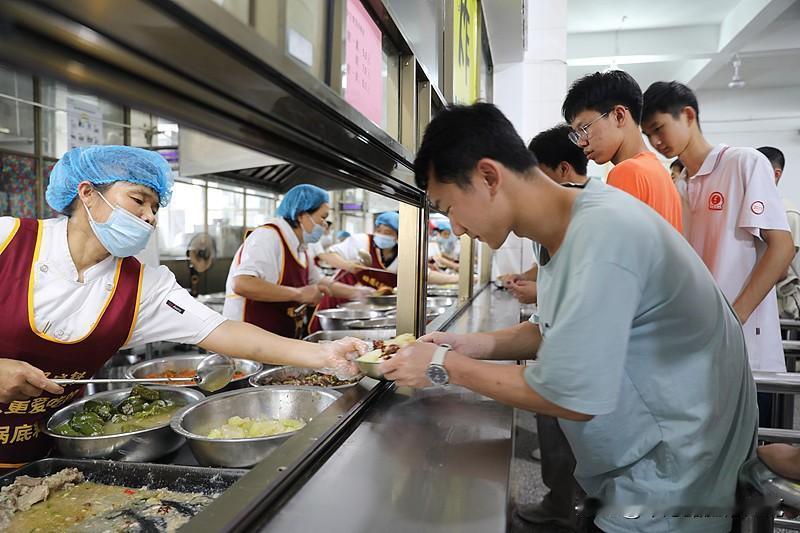 教育反思录（1290）

老师们

记住了

对于今天的学生

什么最重要

吃