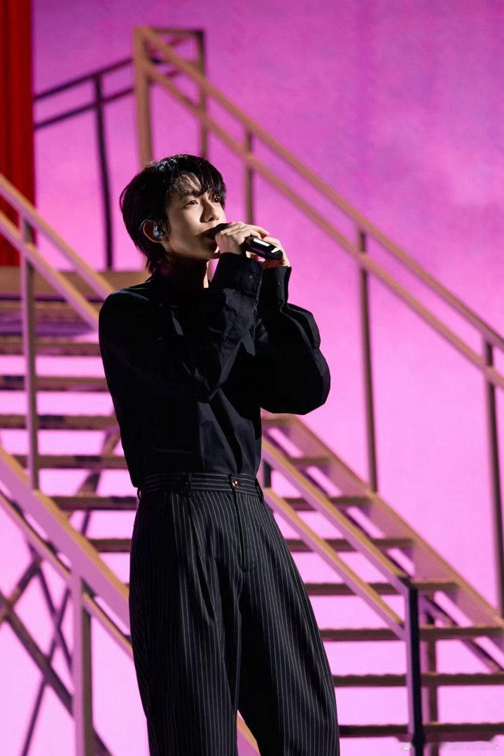 林宥嘉蹲下来为你擦鞋林宥嘉巡演 经典热歌会唱，宝藏歌曲也会有。老歌迷想听的不会少