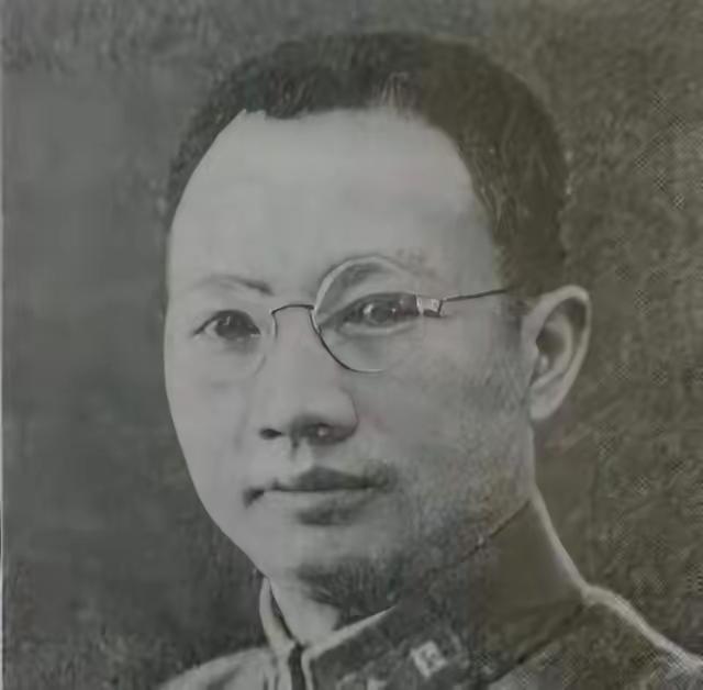 1949年夏，国民党军长刘伯龙乘车赴云南，在公路上，有一辆军用卡车因抛锚停在路中