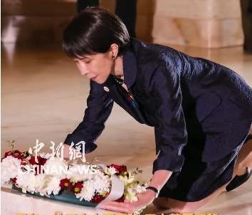 最近有个画面火遍全网：日本首相高市早苗跑到澳大利亚对着无名战士墓“扑通”双膝跪地