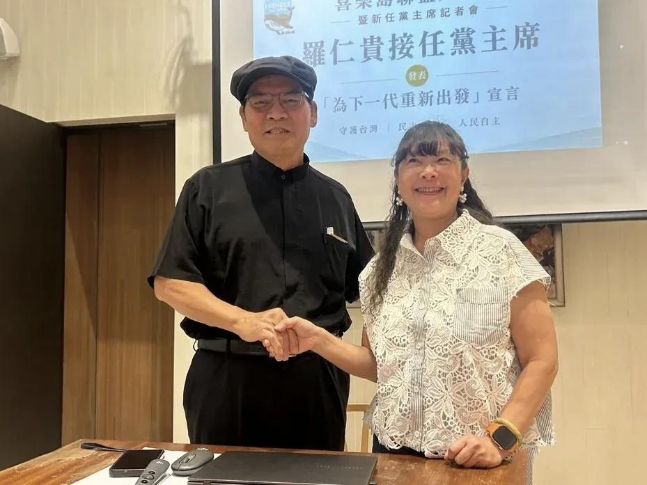 这是台独组织“喜乐岛联盟”前主席和现任主席罗仁贵的照片。
      萧晓玲这家