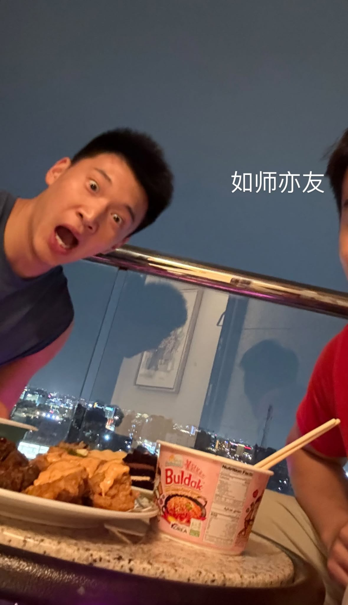 王俊杰更新ins story 分享和雷蒙的自拍写到：如师亦友 ​​​