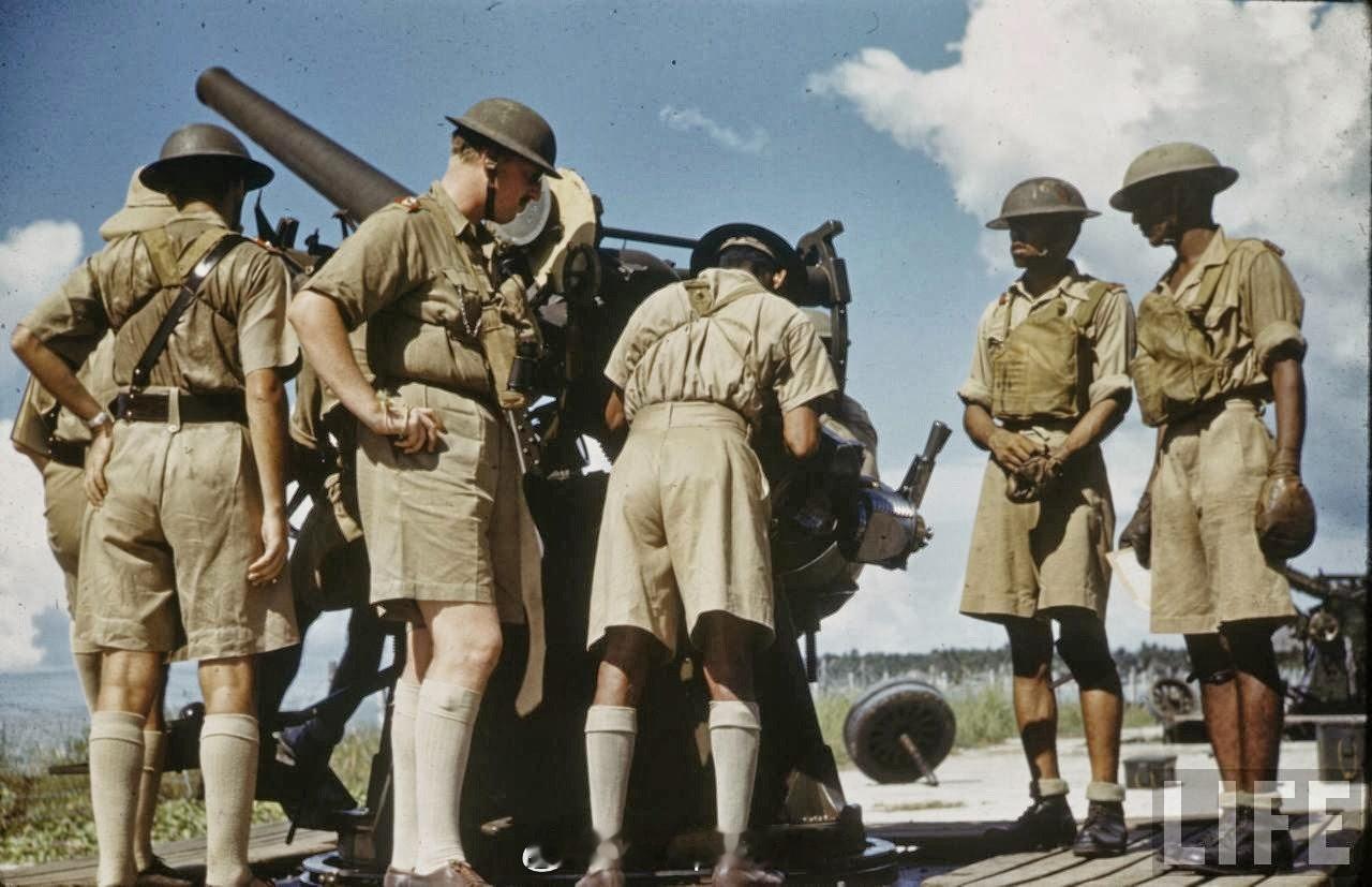 照片中的历史 1941年，新加坡要塞的英军防空炮兵。隔年，他们将面对日军的攻击。