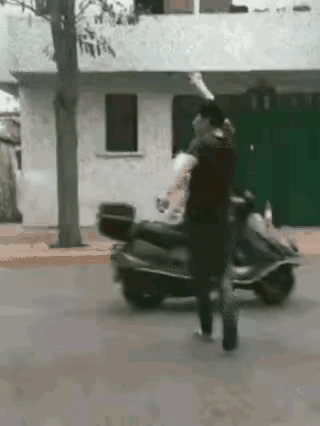 坐个公交牛逼哄哄的，真有那实力你开车送他呀，或者叫个车也行呀，值得那么大费周章吗