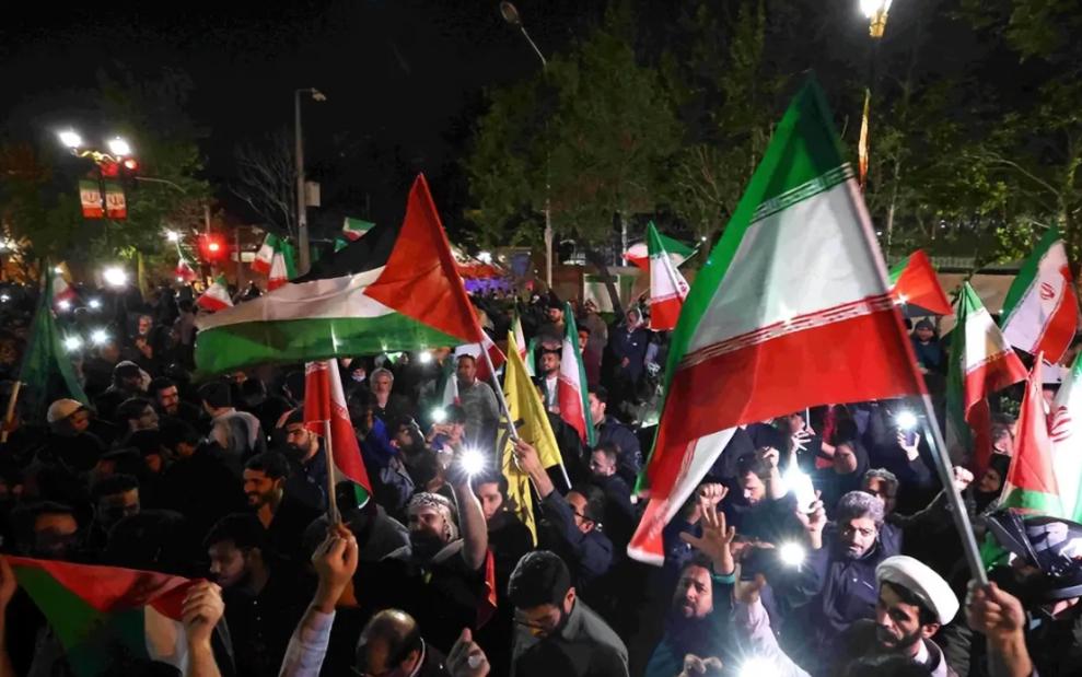 伊朗全国欢呼“胜利”！美国低头认了八大条件？但伊朗说：先别急着庆祝！

中东这场