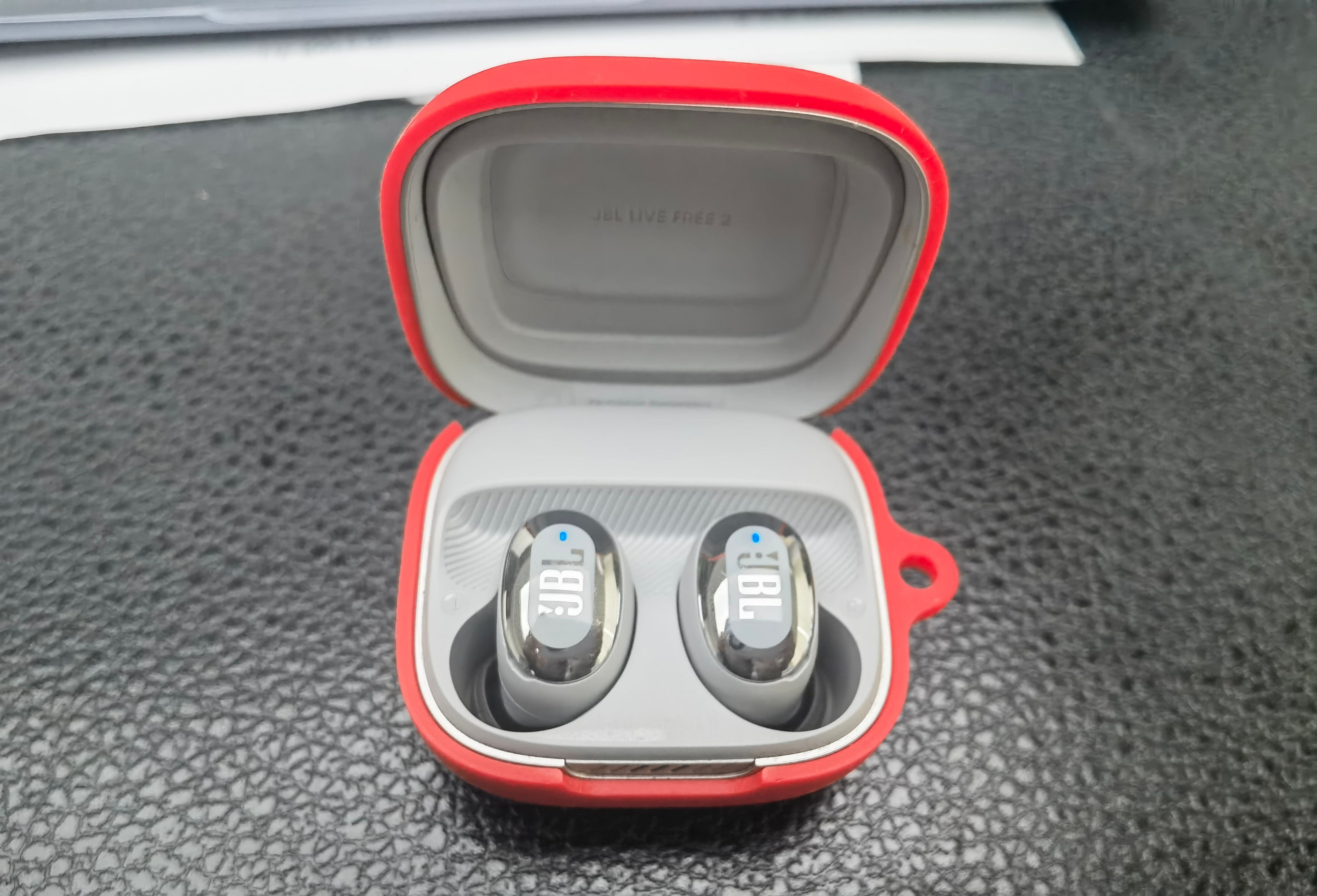 耳机已更新换了好几代，仅因为它曾是我淇代言过的，留着，帮它换了些零件继续用