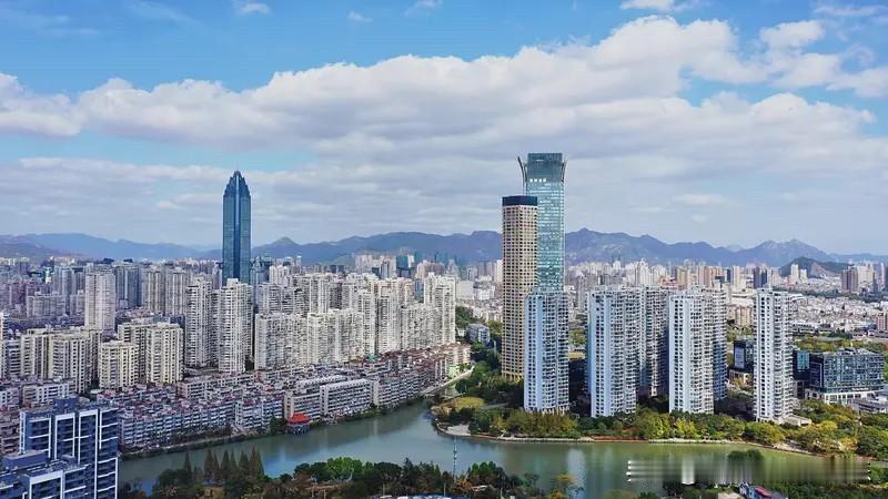 温州楼市：

一、两年上半年房价数据对比，市场降温节奏明显放缓

2025上半年