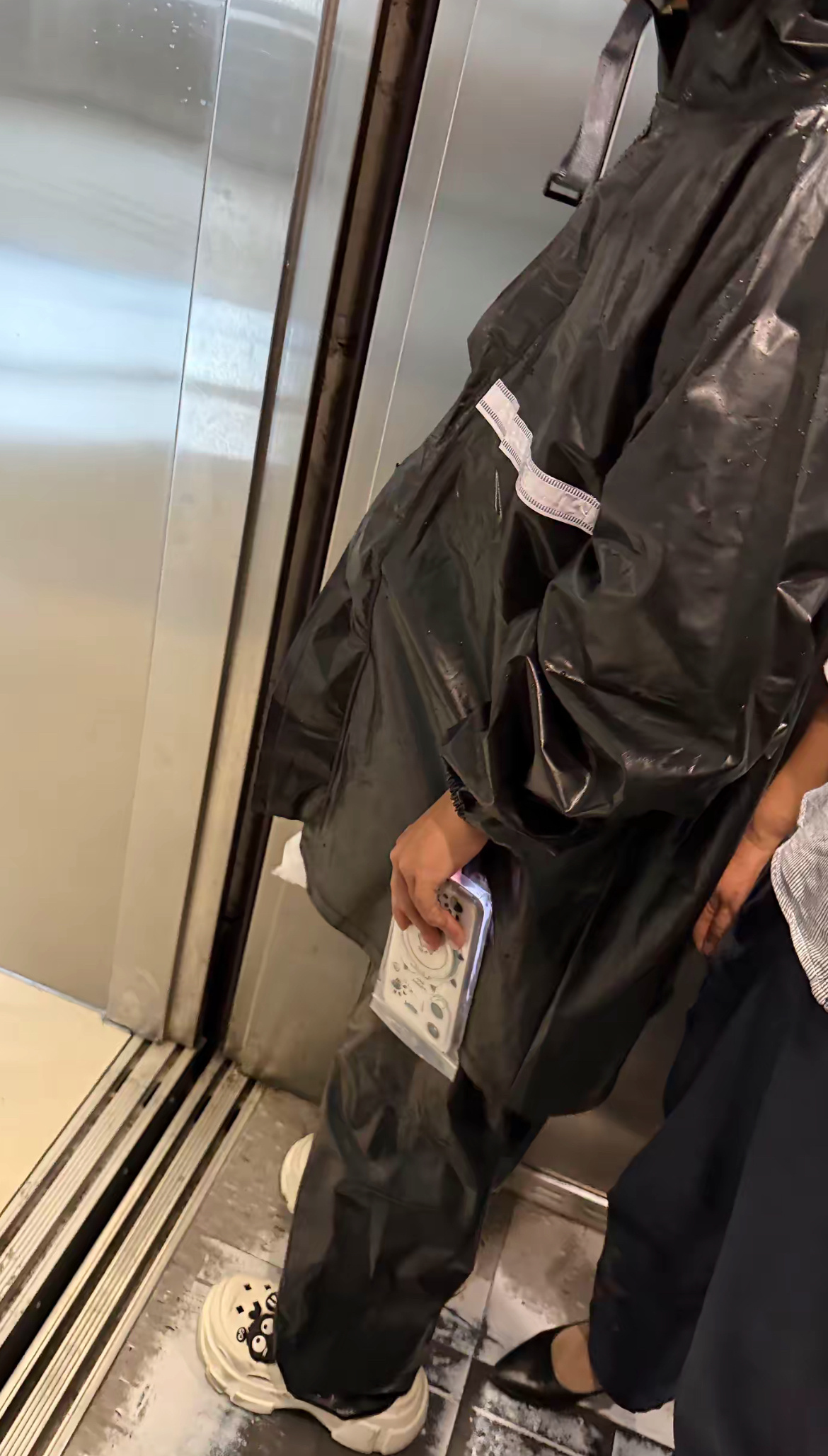 去医院看病的那天，外面下着大雨，电梯里遇到一位孕妈妈，身上还穿着外卖工作服。怀孕