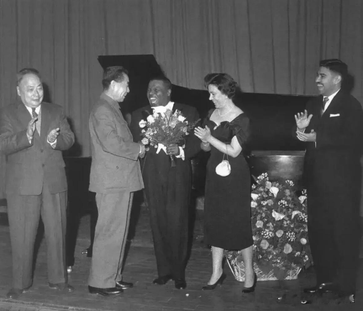 1962年4月6日，周恩来总理和陈毅副总理在人民大会堂欣赏古巴黑人音乐家伊格纳西
