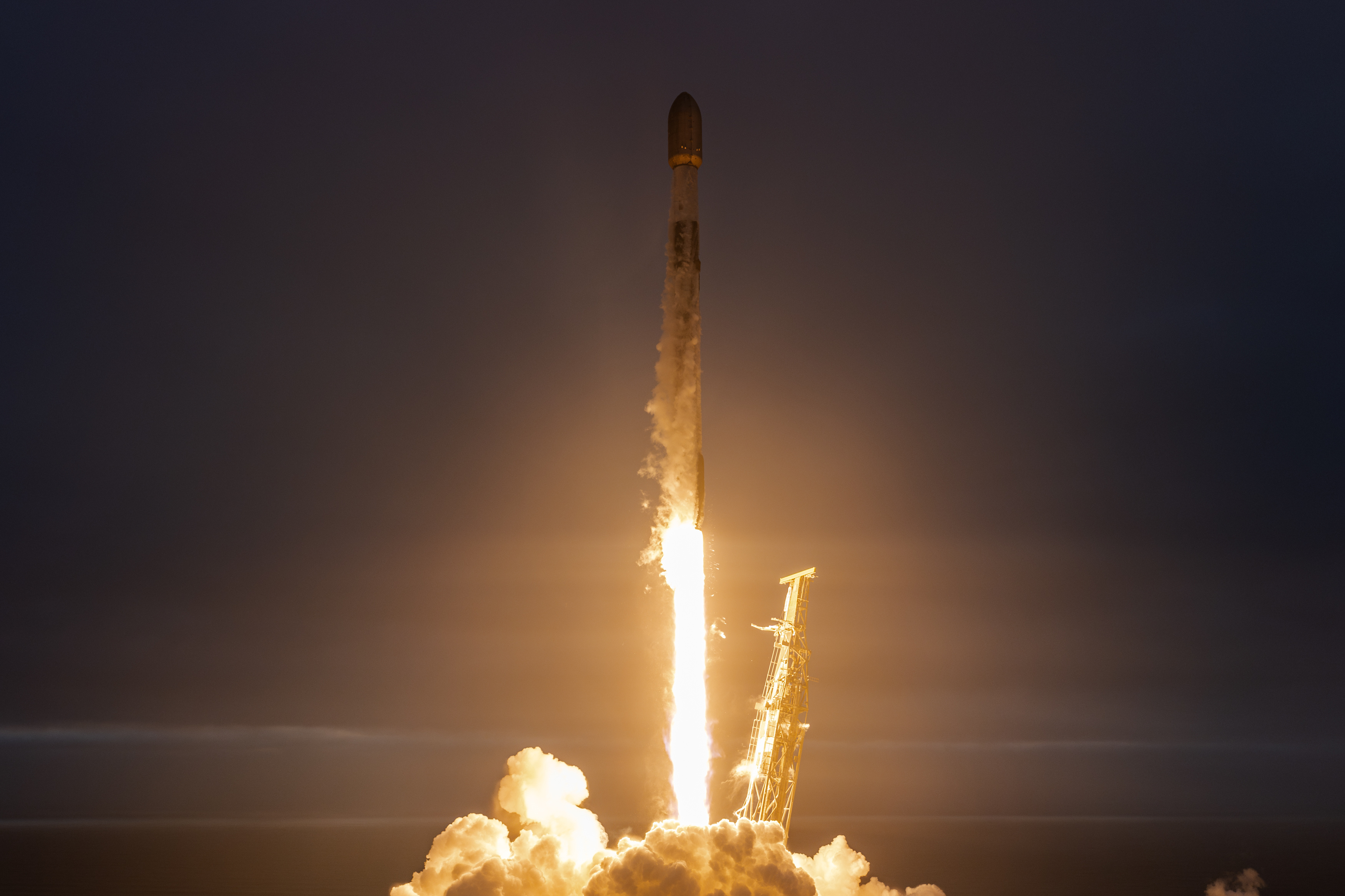 昨天10:58，SpaceX在范登堡太空军基地SLC-4E，使用Falcon 9