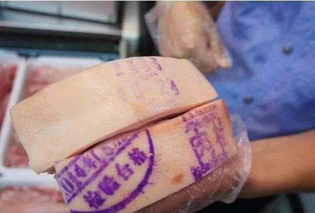 每天一条冷知识 猪肉上的蓝印是可以吃的。蓝印是法定检疫合格标识，所用墨水为国家统