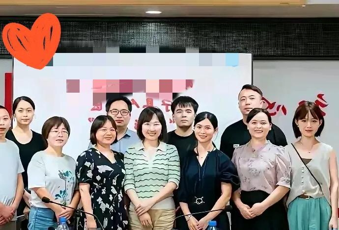 怪不得祖先生能看上曾女士，从这张同事们合影照就可以看出来，为啥两人会凑到一起了！