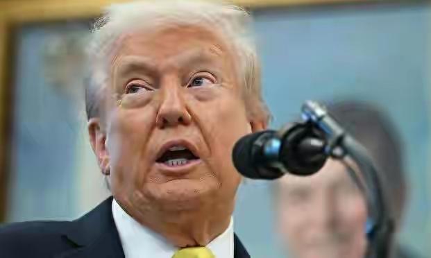 这两天，乌粉们怕是急得抓耳挠腮了——特朗普给泽连斯基下了“一周内签28条和平计划