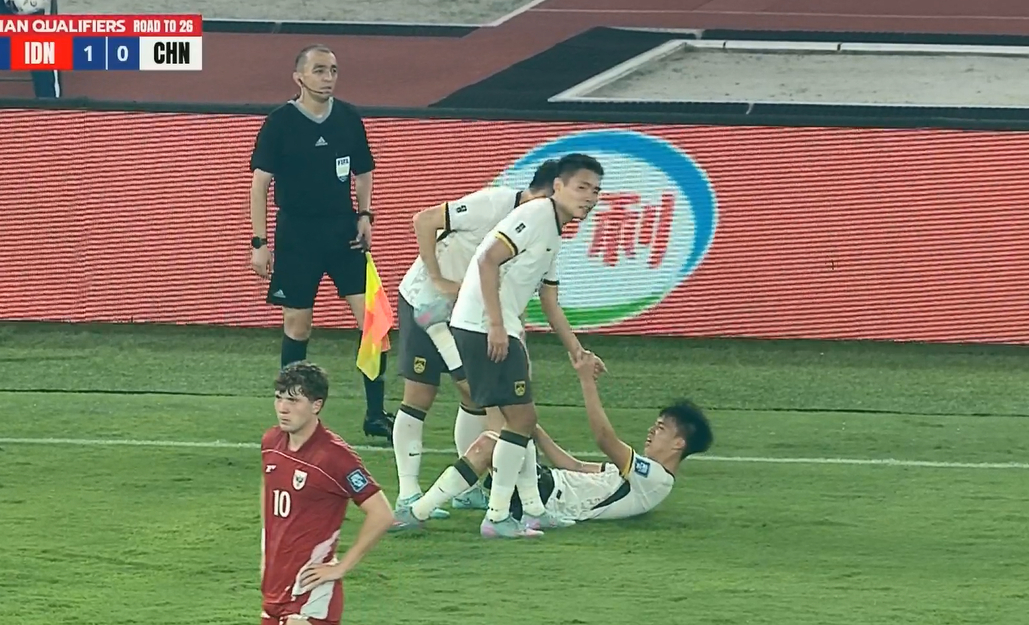 #王钰栋拼到抽筋# #王钰栋太拼了# ​​​比赛第71分钟，王钰栋抽筋倒地，经过