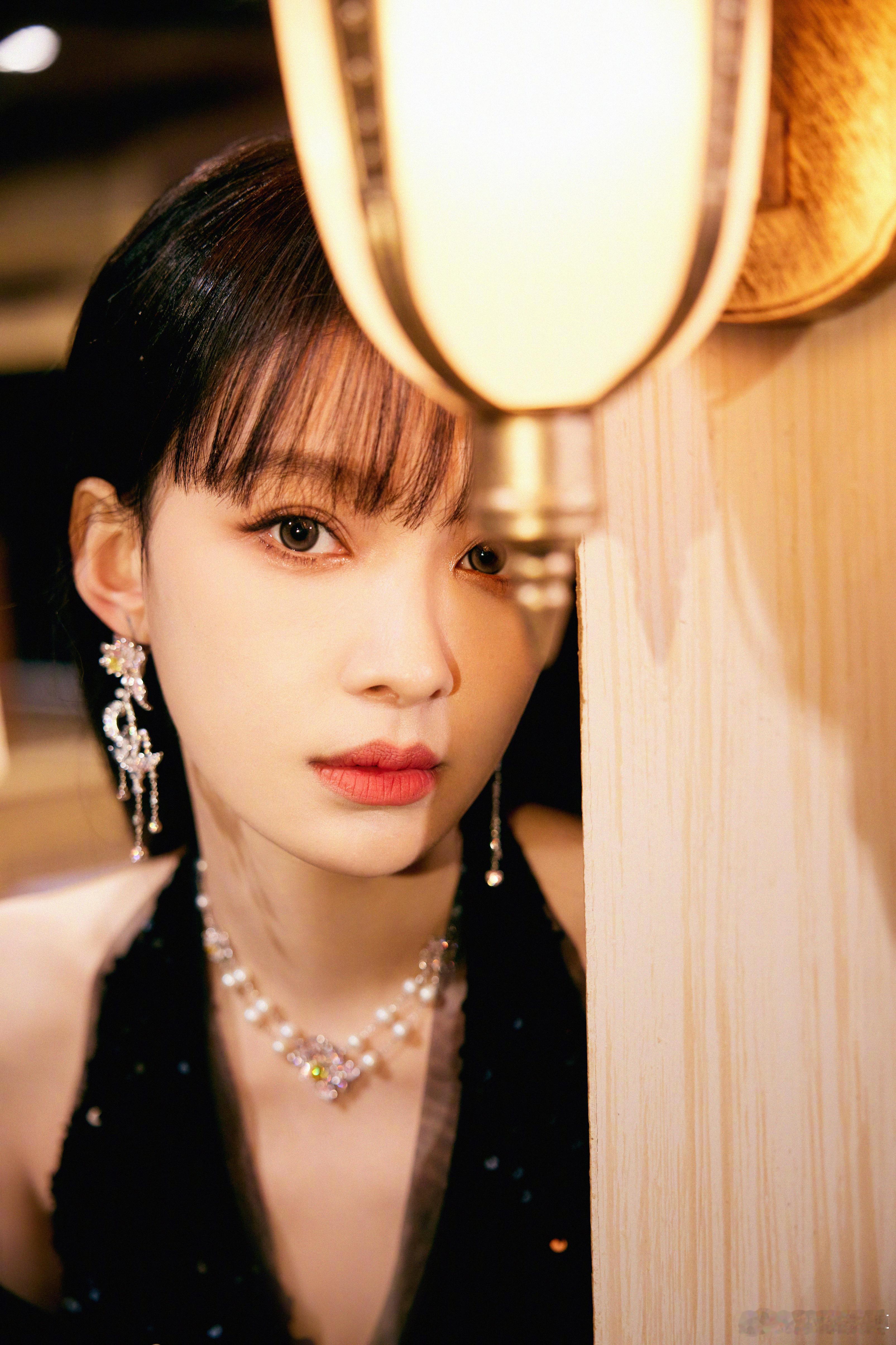 孙怡  微光摇曳✨黑色羽翼曼妙扇动洒落碎。#孙怡[超话]# ​​​