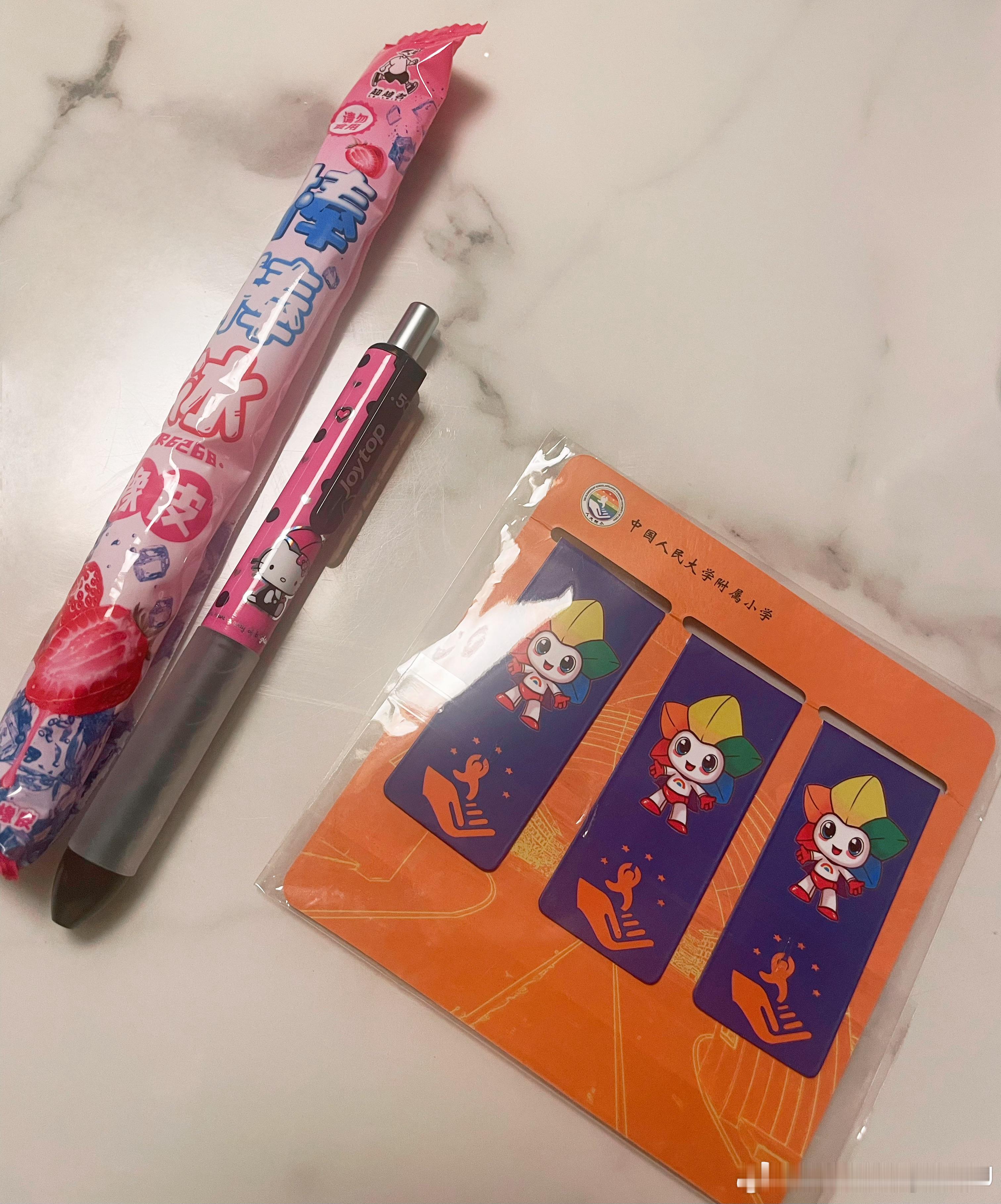老虎学校今天过收获节，她给我换了个笔记本，给爸爸换了文具套装，看来我们要好好学习