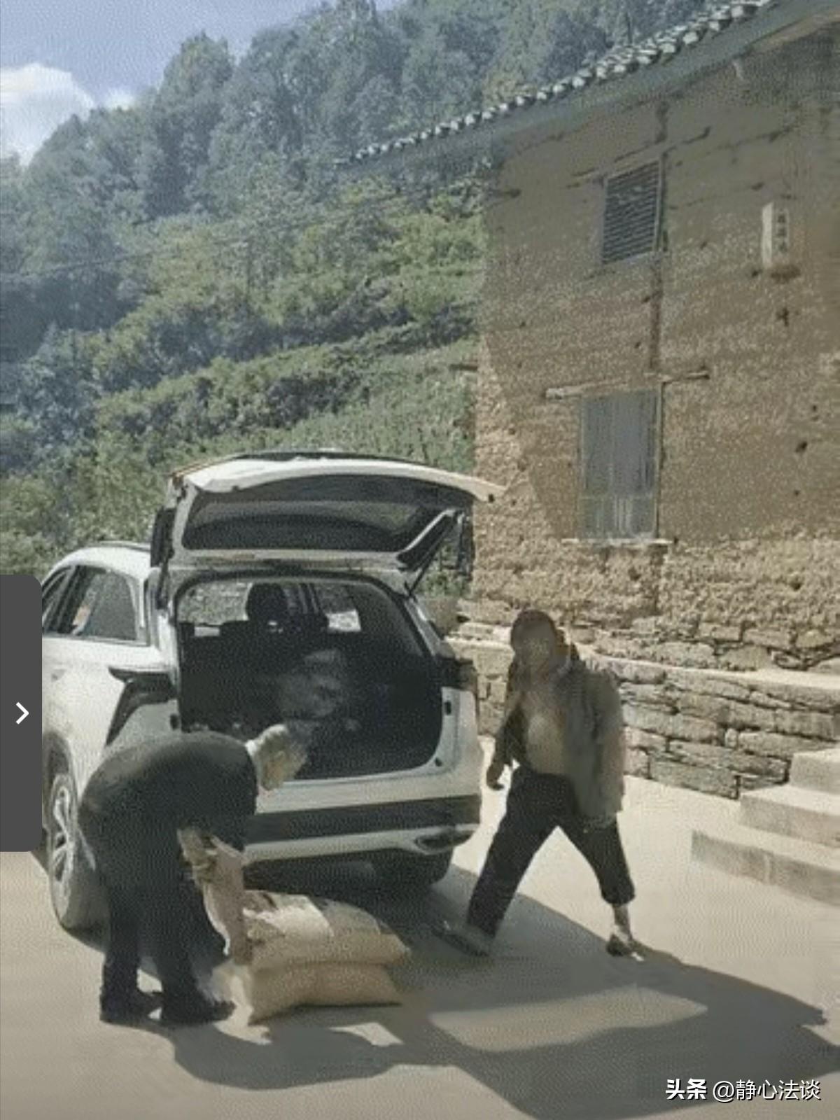 伤害性不大、侮辱性极强！一车主要把2大袋重物放到后备箱里，试了两下怎么都搬不动，