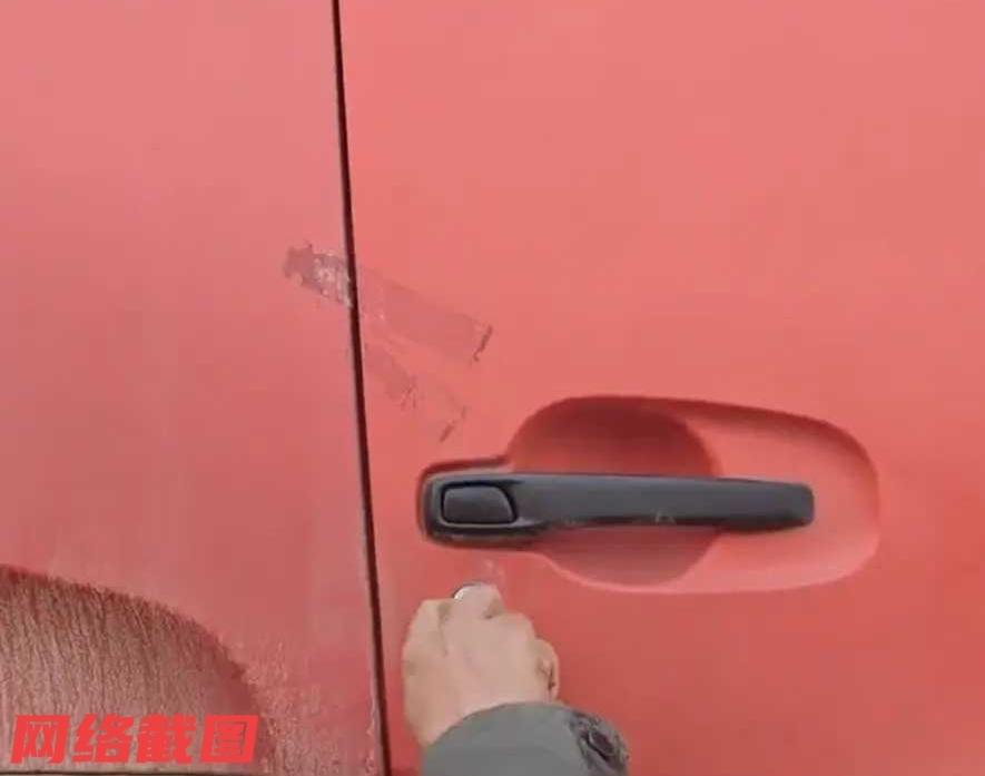 安徽一处有大货车司机，不知道何时不小心把车钥匙弄掉了。

于是货车司机找来开锁的