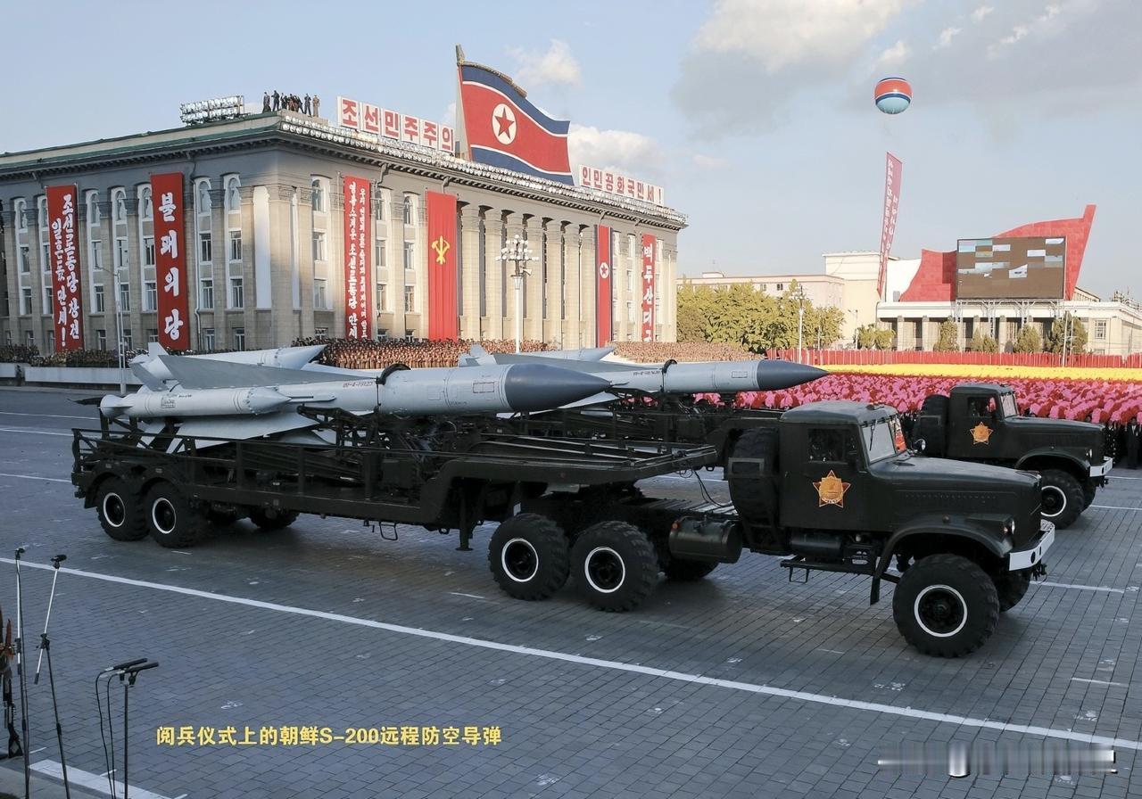 阅兵仪式上的朝鲜S-200远程防空导弹