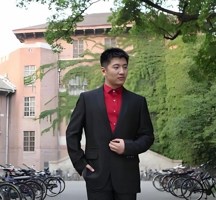 张雪峰，年轻时阳光帅气，是清爽校草系男神！2003年考入郑州大学的他，身形清瘦、