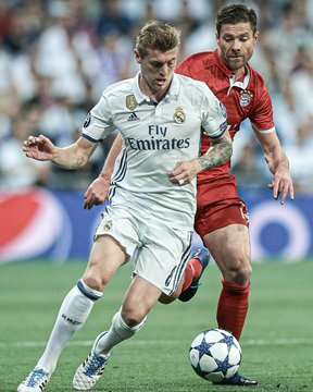 两位曾效力于拜仁慕尼黑和皇家马德里的传奇中场球员 