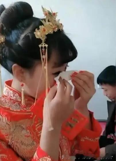 新娘泪别家人 新郎全程陪哭
在这个世界上，没有什么比婚礼更能触动人心的了。那一刻